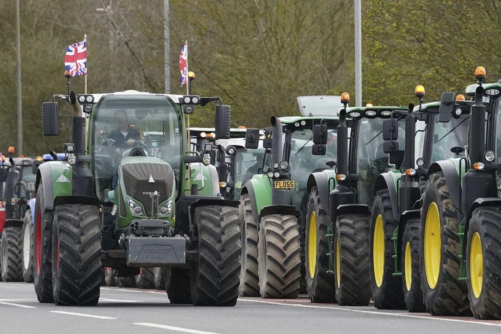 Farmers' tractors roll into London in protest against post-Brexit rules