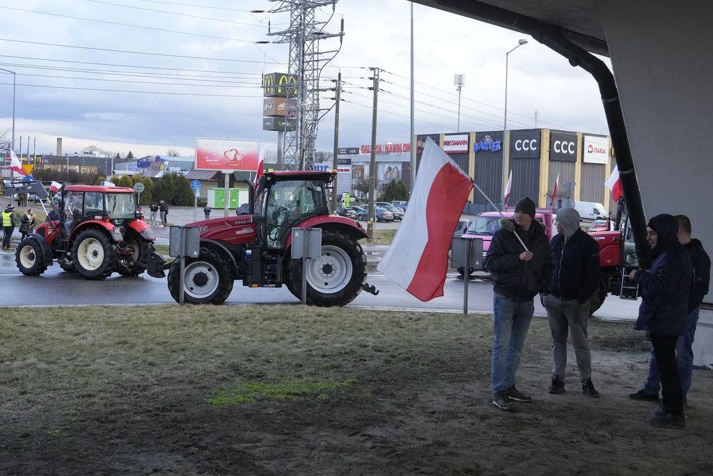 Polish farmers block key highway into Germany to protest EU regulations