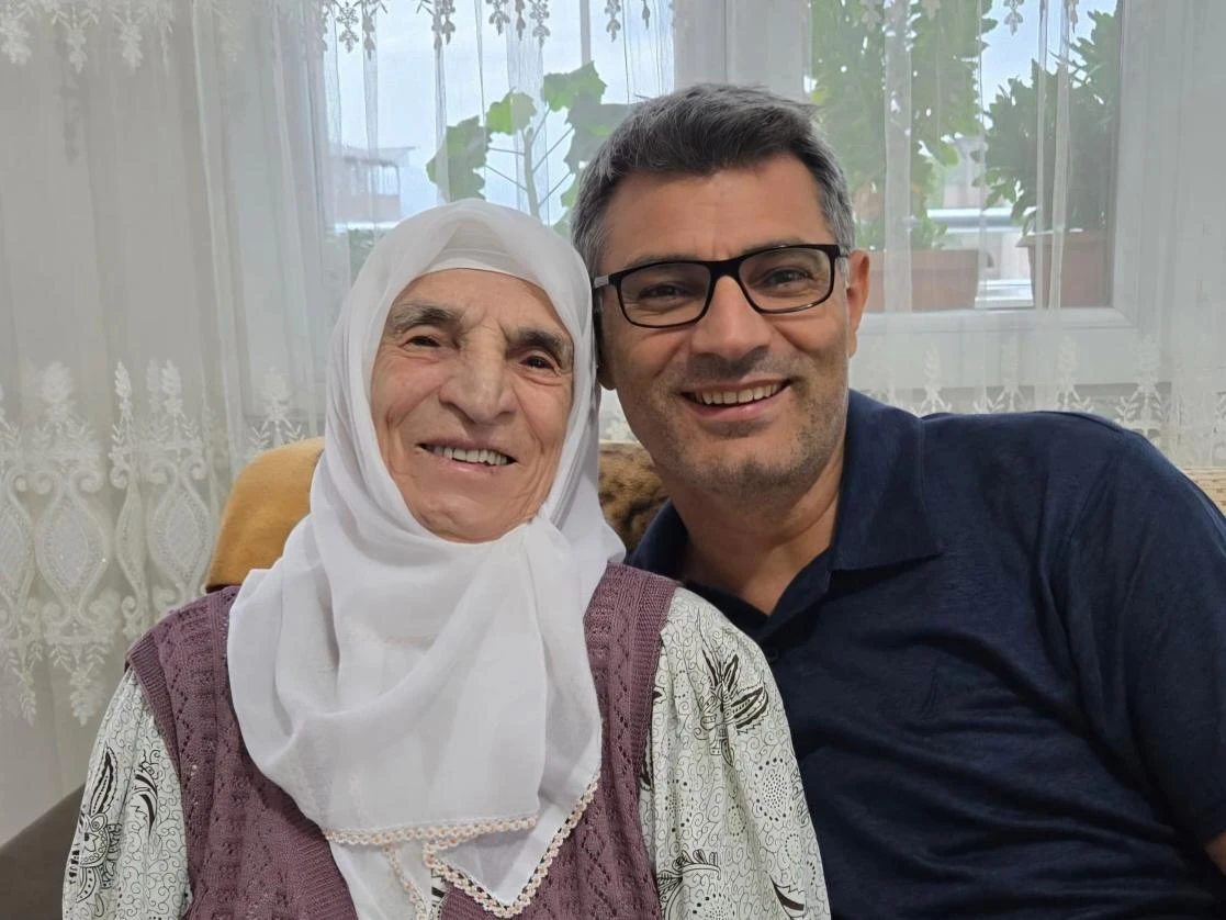 Turkish shooter Yusuf Dikec's photo with his mom triggers culture wars in Türkiye