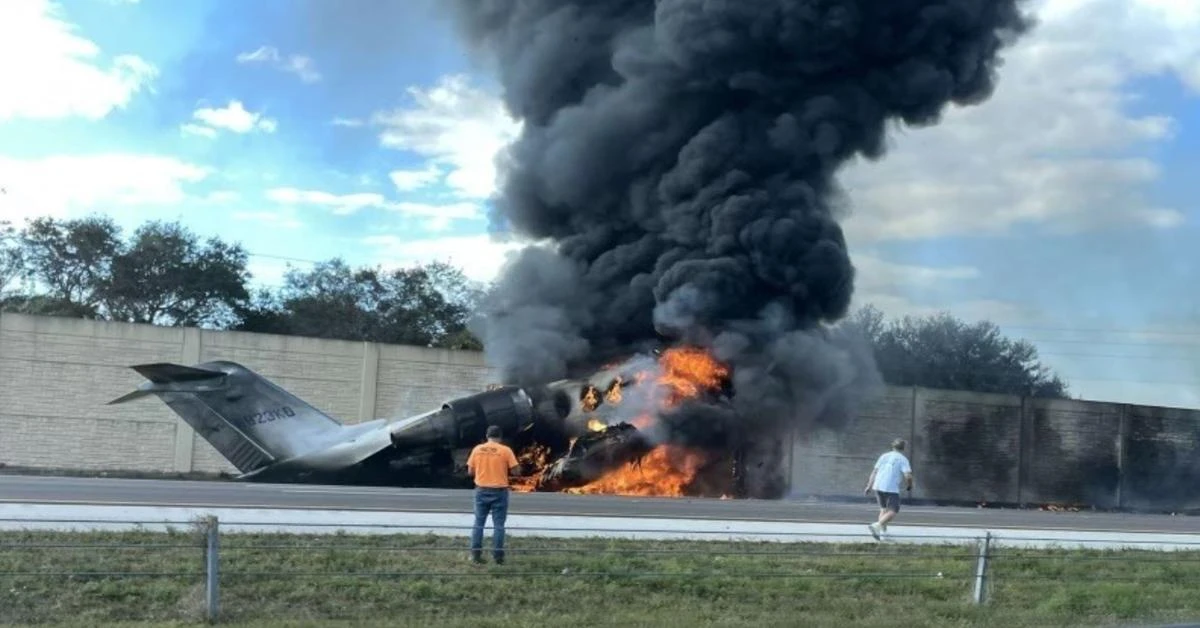 2 dead after private jet crashes on Florida highway