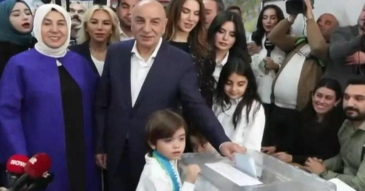 AK Party's Ankara mayoral candidate casts his vote