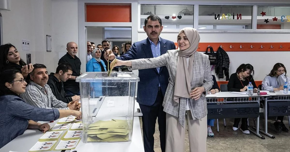 AK Party's Istanbul mayoral candidate Kurum casts his vote in Kagithane, Istanbul