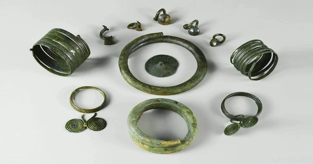 Artifacts found in Bronze Age tombs in Central Europe