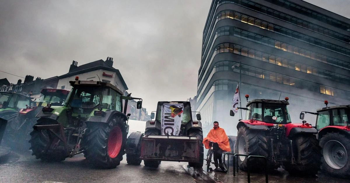 At EU's doorstep: Farmers block headquarters before summit