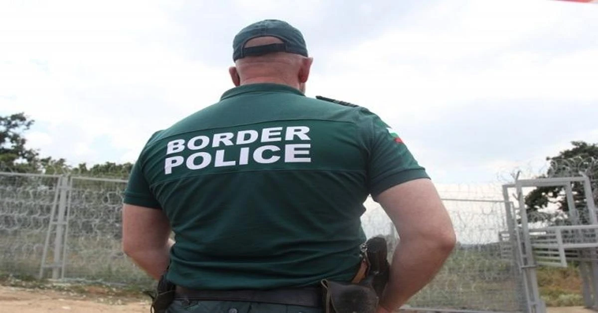 Bulgarian Police intercept migrant trafficking pickup truck using spike strips