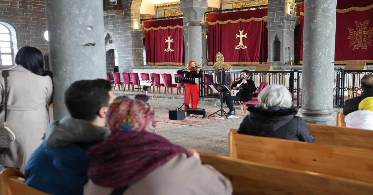 Classical concert at historic Armenian church in Türkiye attracts visitors