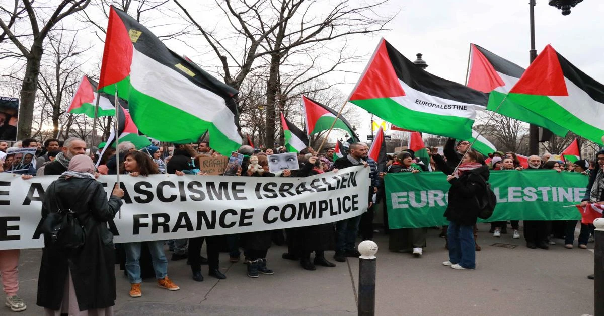 Demonstrators in Paris condemn violence against Palestine