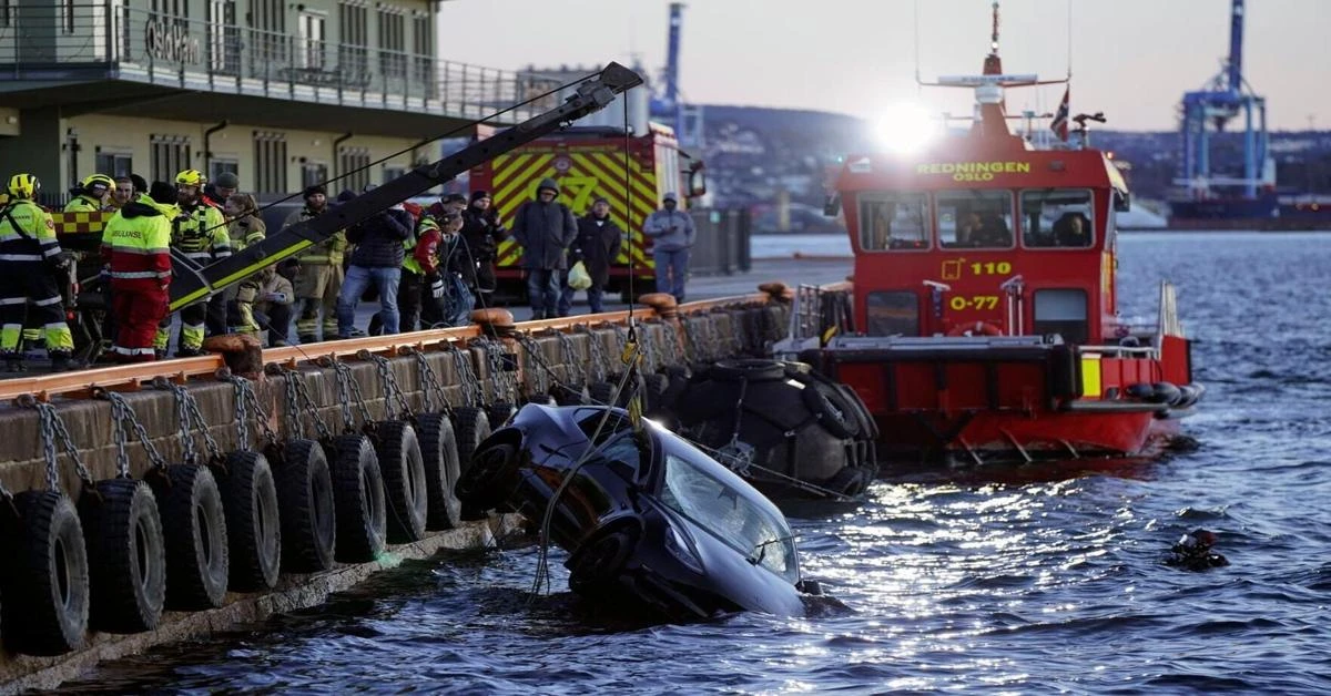 Dramatic rescue in Oslofjord: Sauna boat users save Tesla occupants