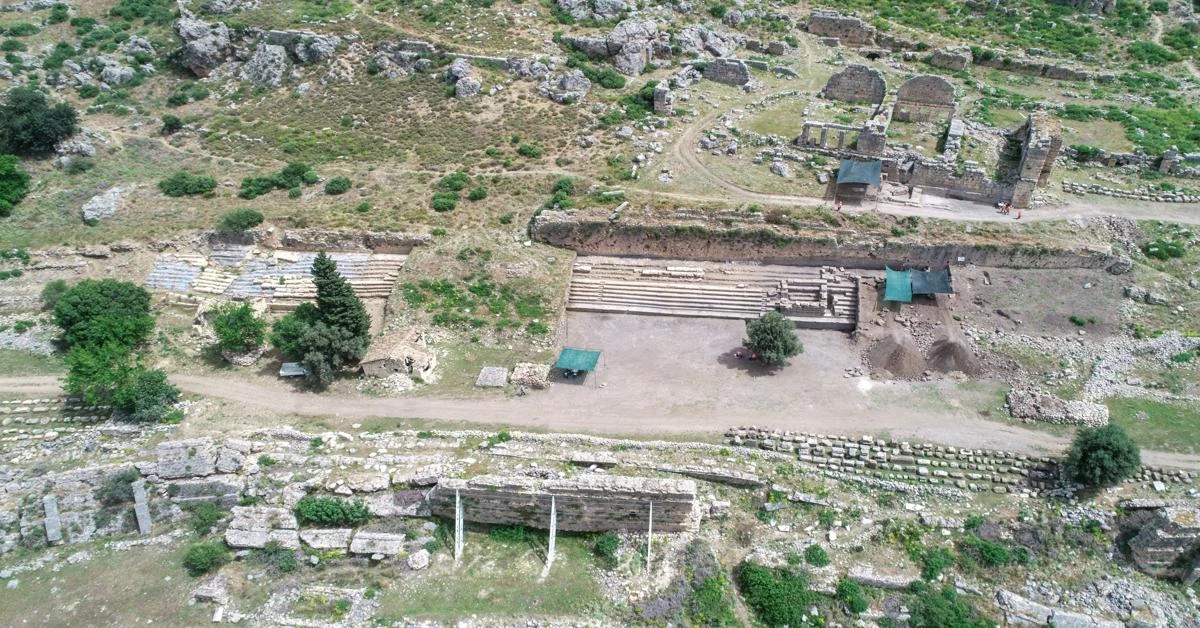 Exploring a 10,000-seat stadium at the ancient city of Sillyon in Türkiye