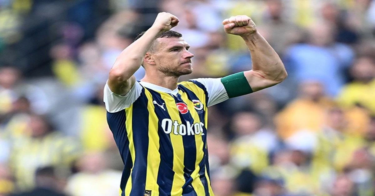 Fenerbahce's Edin Dzeko flaunts Turkish flag in UEFA game in Greece