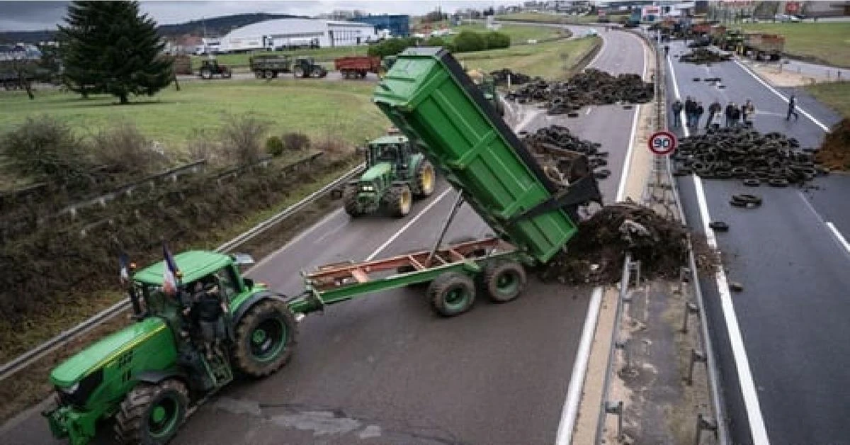 French farmers close to blockading Paris after failed attempts to appease them