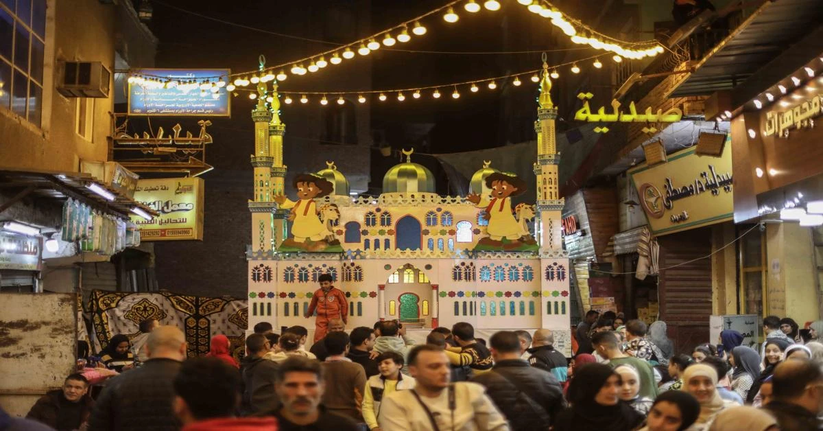 Giant mosque-shaped lantern erects in Giza for Ramadan