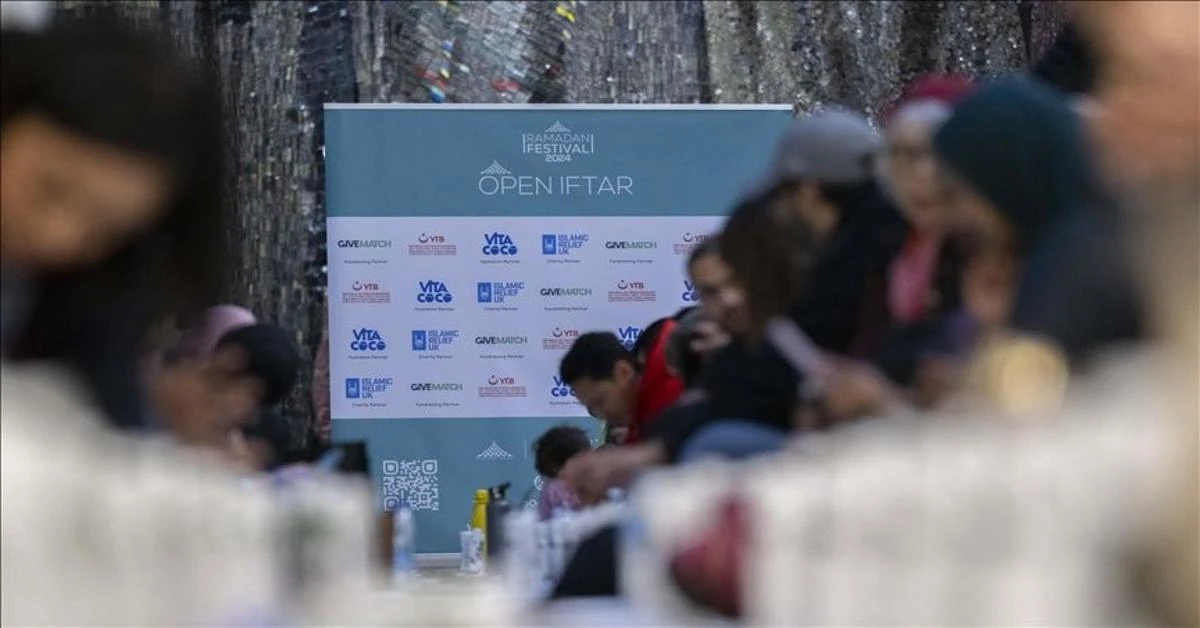 Hundreds break fast in open air at London's iconic Tate Modern