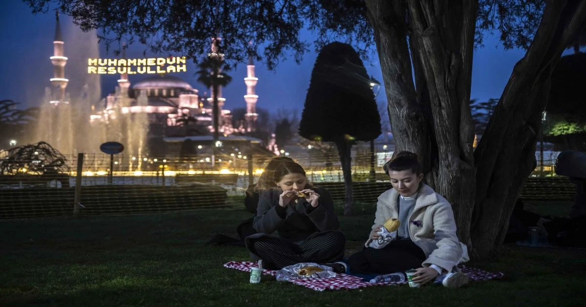 Istanbul's Sultanahmet Square hosts Iftar for Ramadan