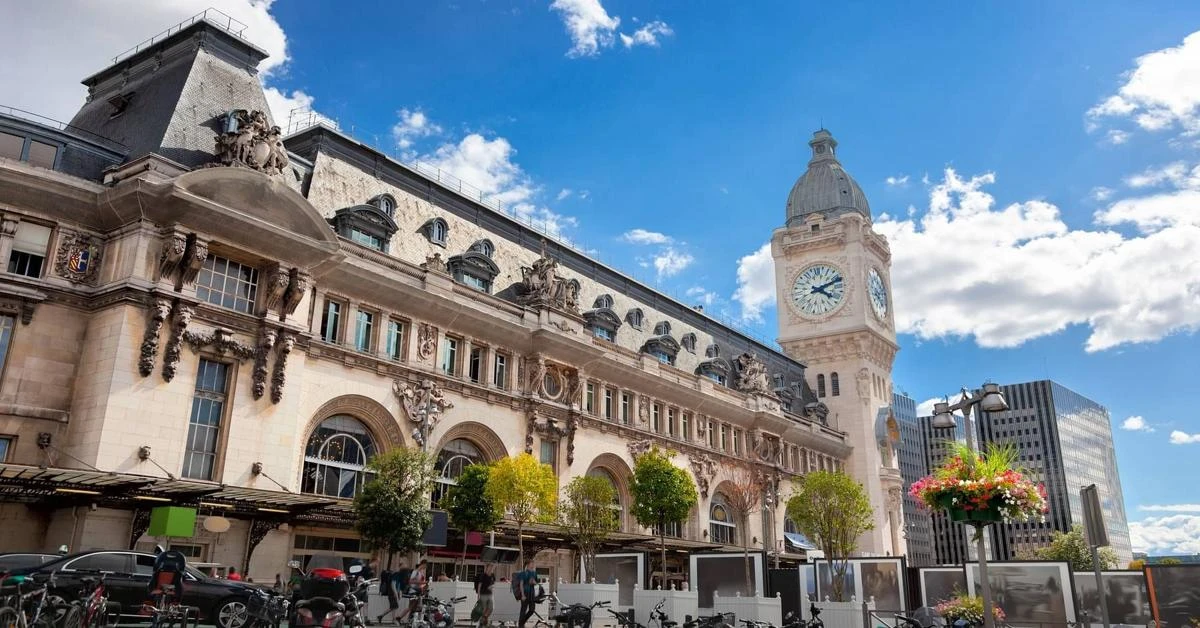 Knife attack at Paris-Gare de Lyon station injures several