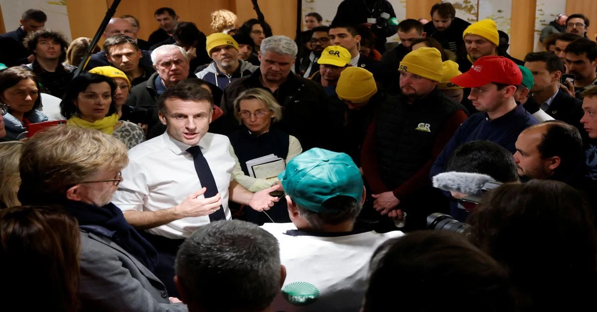 Macron helpless as angry farmers demand his resignation at agriculture fair in Paris