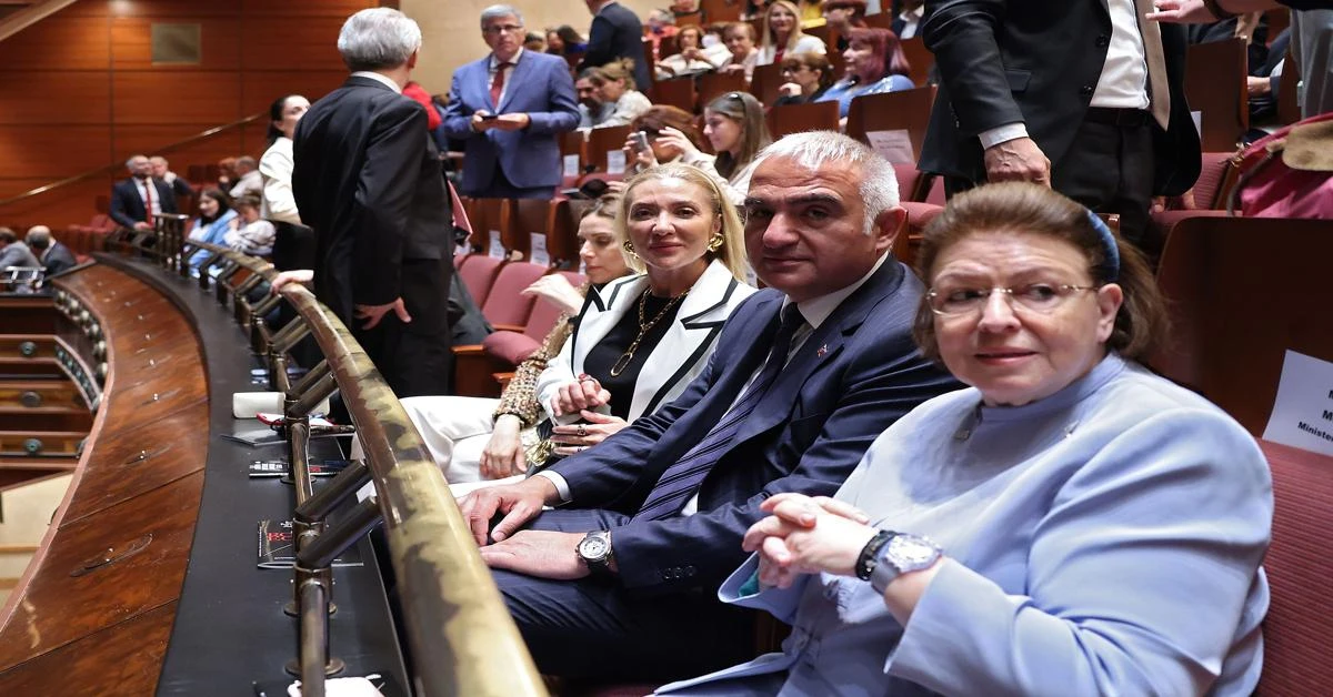 Minister Ersoy at the 'Romeo and Juliet' play with his Greek counterpart