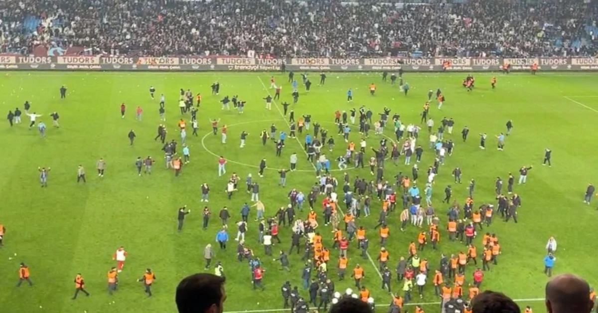 Police arrest 12 for pitch invasion, violence after Trabzonspor Vs. Fenerbahce match