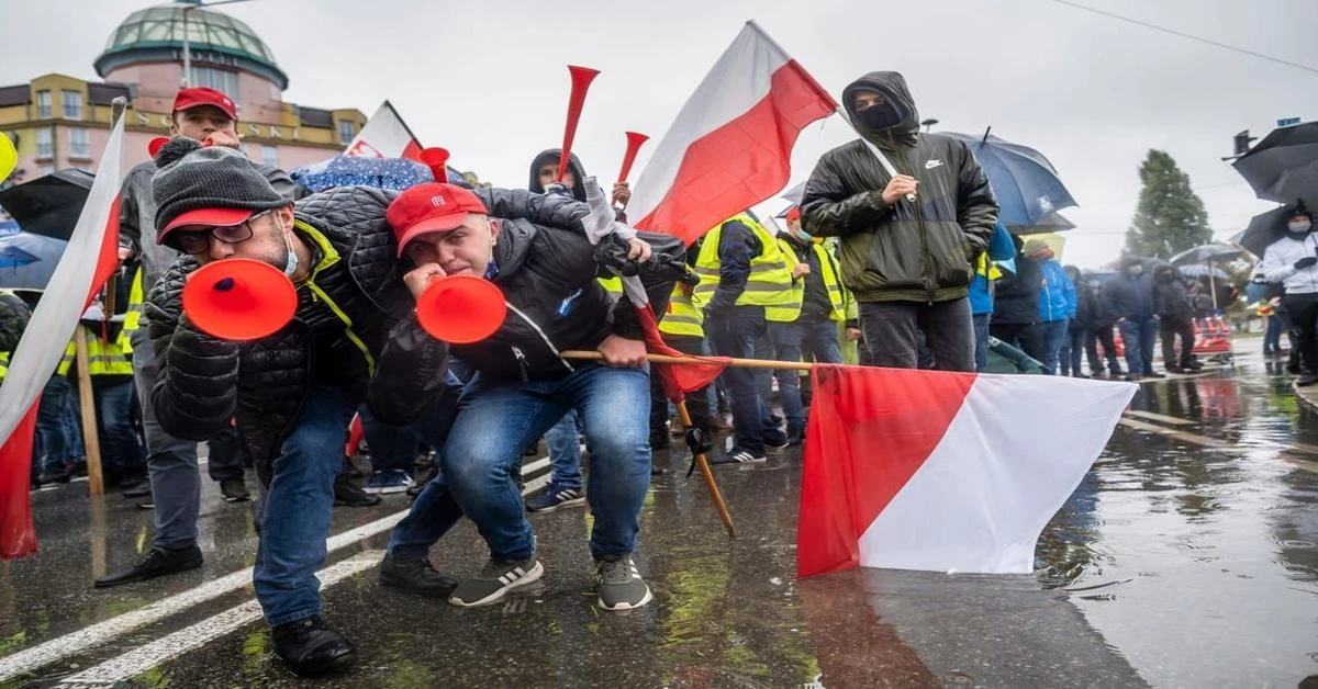 Polish farmers' protest banner draws ire in Kyiv