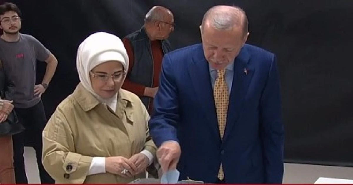 President Erdogan casts his vote in Saffet Cebi Middle School in Uskudar, Istanbul