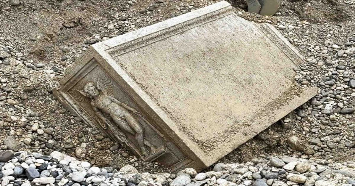 Roman grave altar found in Italy's Torre River