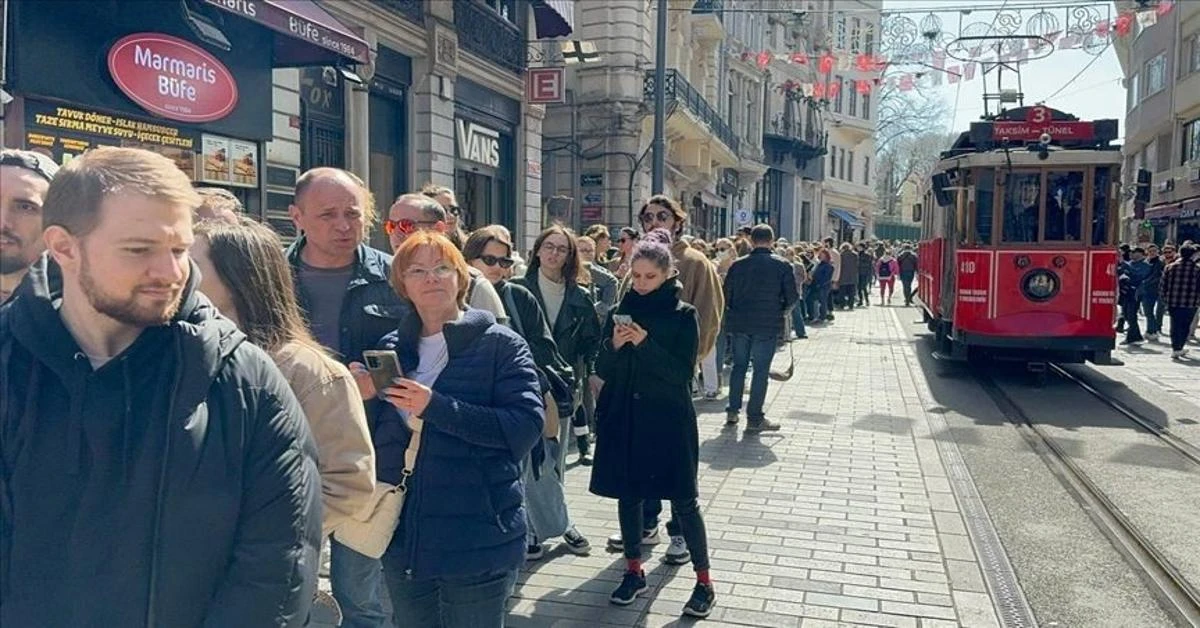 Scores of Russian expats in Türkiye vote in their country's presidential election