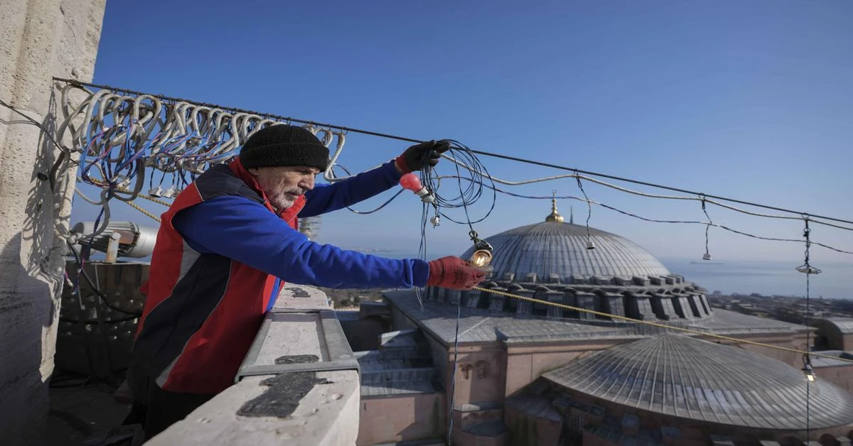 Time-honored 'mahyas' brighten Istanbul's historic mosques