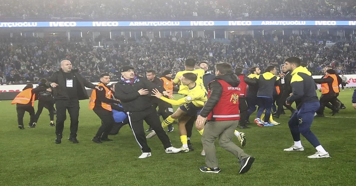 Trabzonspor face 6 match fan-ban over pitch invasion