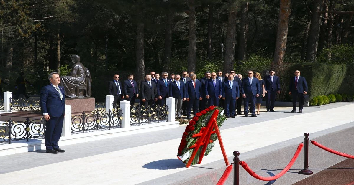 Turkish defense industry leaders visit Azerbaijani martyrs' cemeteries in Baku