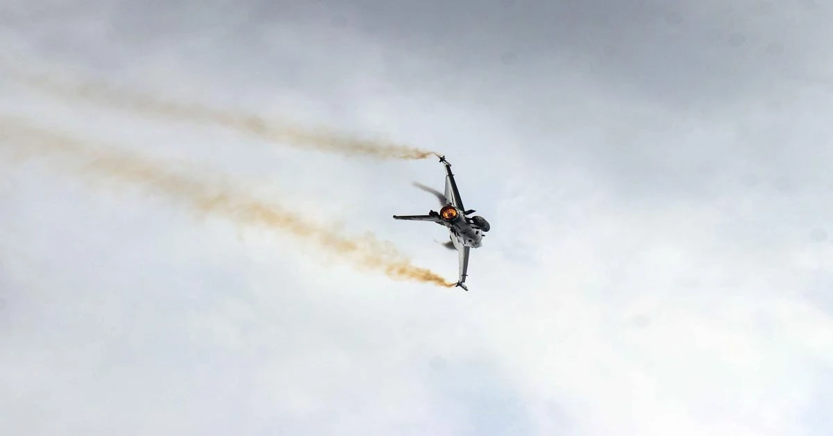 Turkish pilots make history as F-16, S-70 Blackhawk perform formation flight