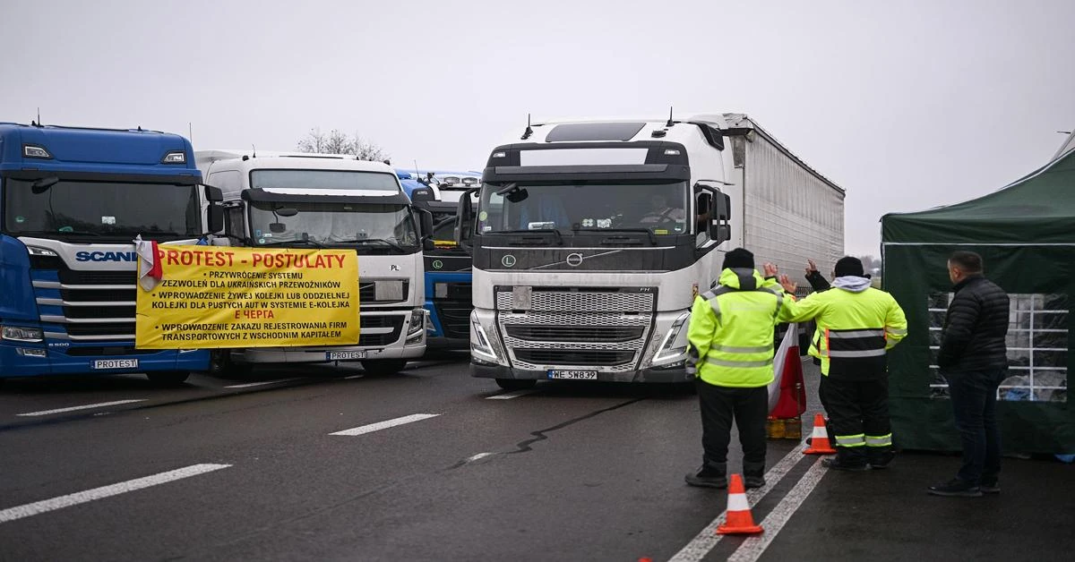 Ukraine calls for urgent discussion to resolve Polish border crisis