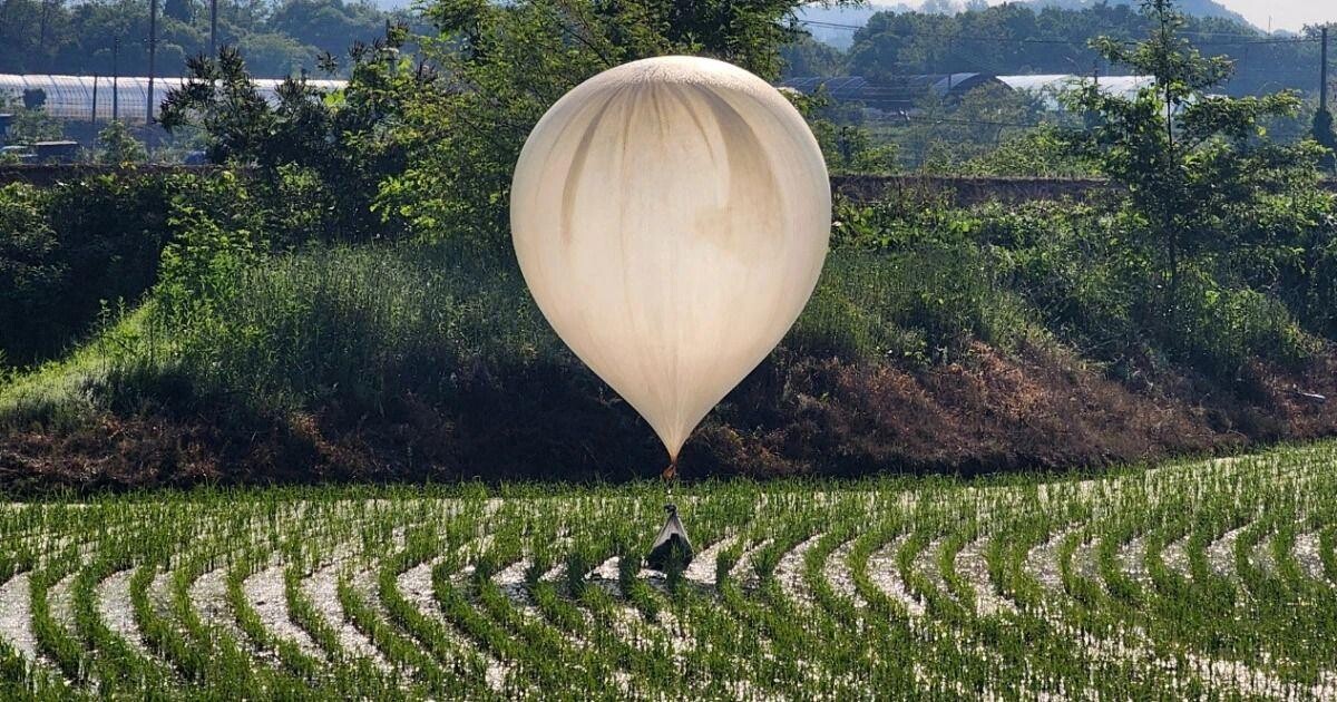 North Korea once again sends balloons full of garbage to South Korea