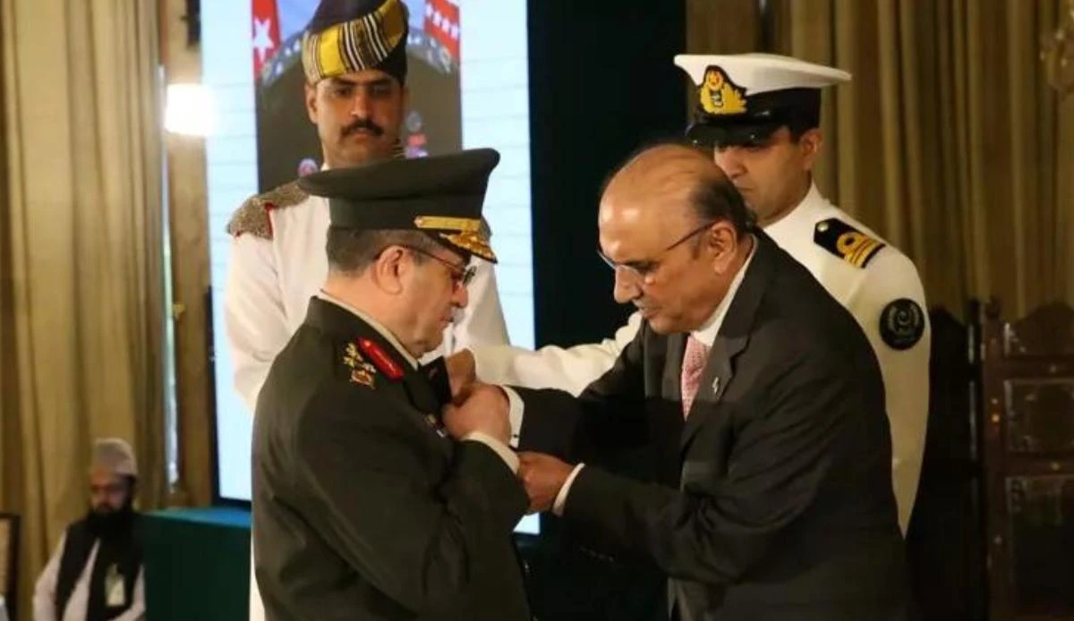 Turkish land forces commander receives Pakistan’s highest military honor