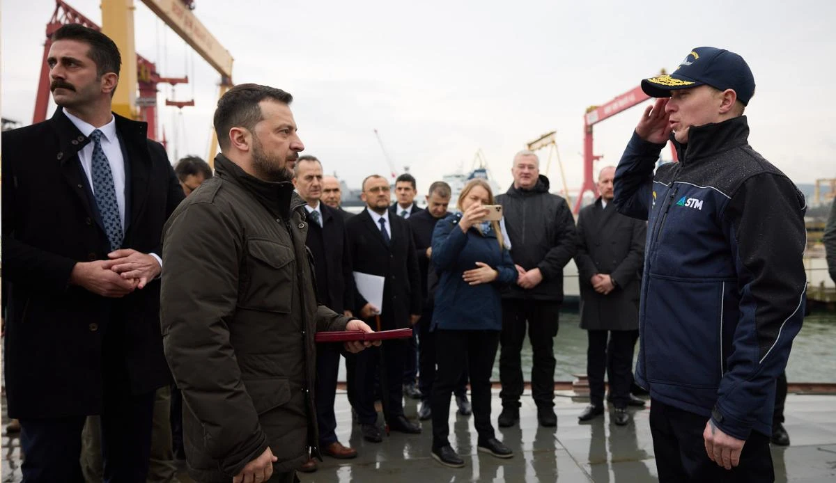 Ukrainian president visits shipyard in Istanbul for navy corvette inspection