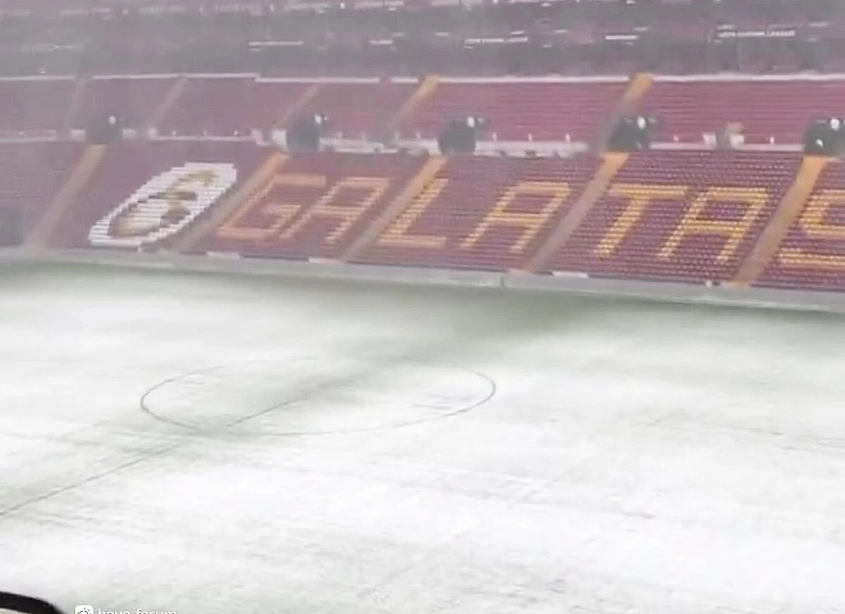 Galatasaray vs AZ Alkmaar match may be postponed due to heavy snowfall in Istanbul