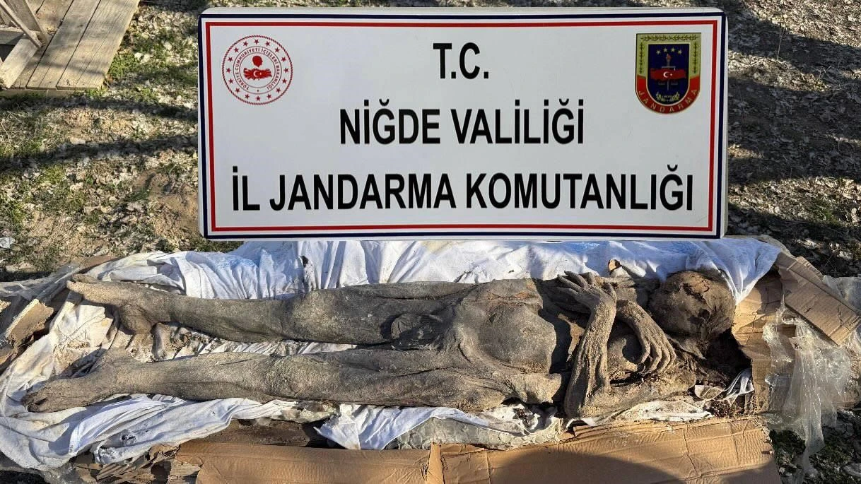 A mummy determined to date back to the medieval period was seized in an operation carried out by gendarmerie teams in Nigde, Türkiye. (IHA Photo)