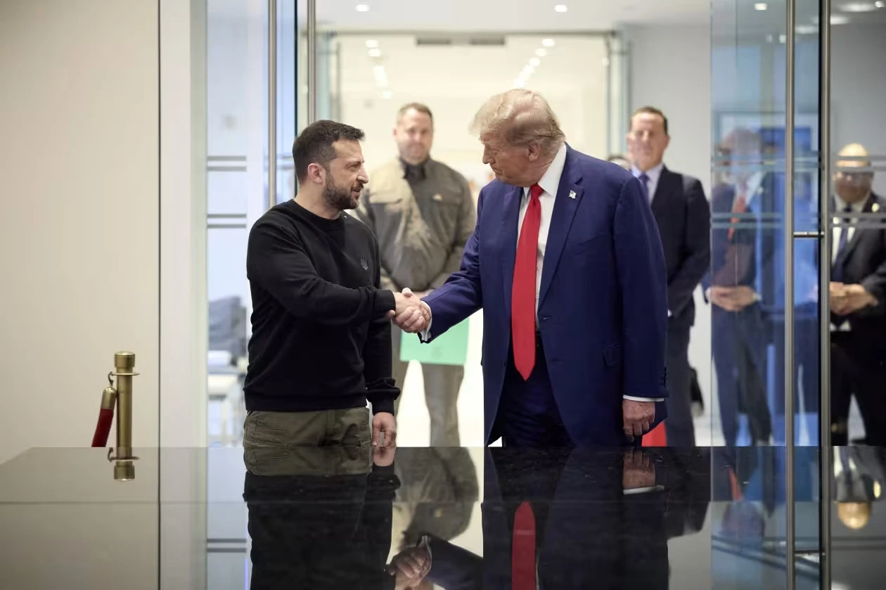 Ukrainian President Volodymyr Zelenskyy (L) with President Donald Trump (R)