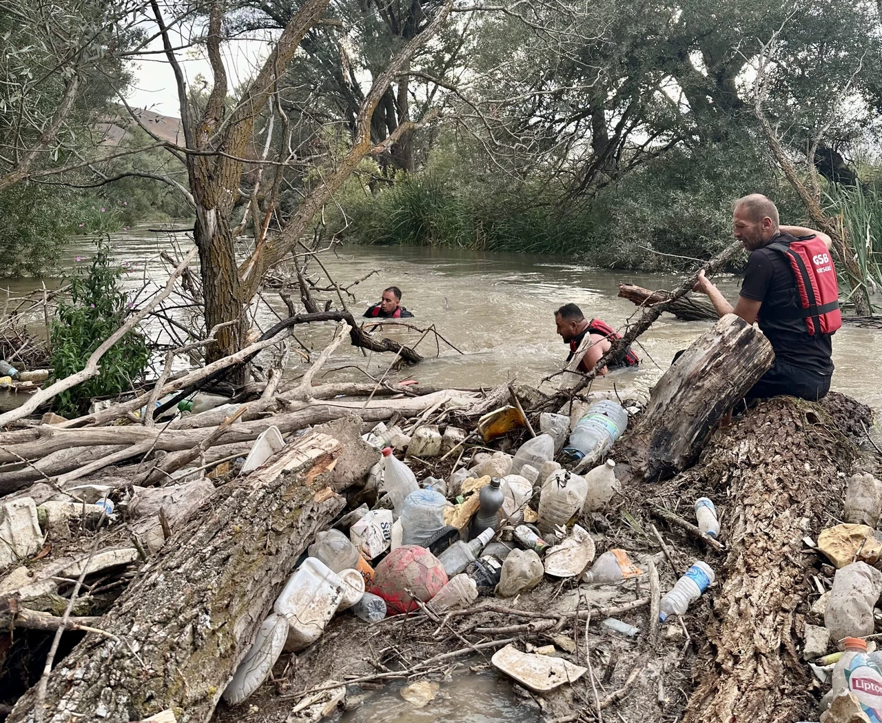 Volunteers clear 10 tons of waste from Türkiye's Zamanti River