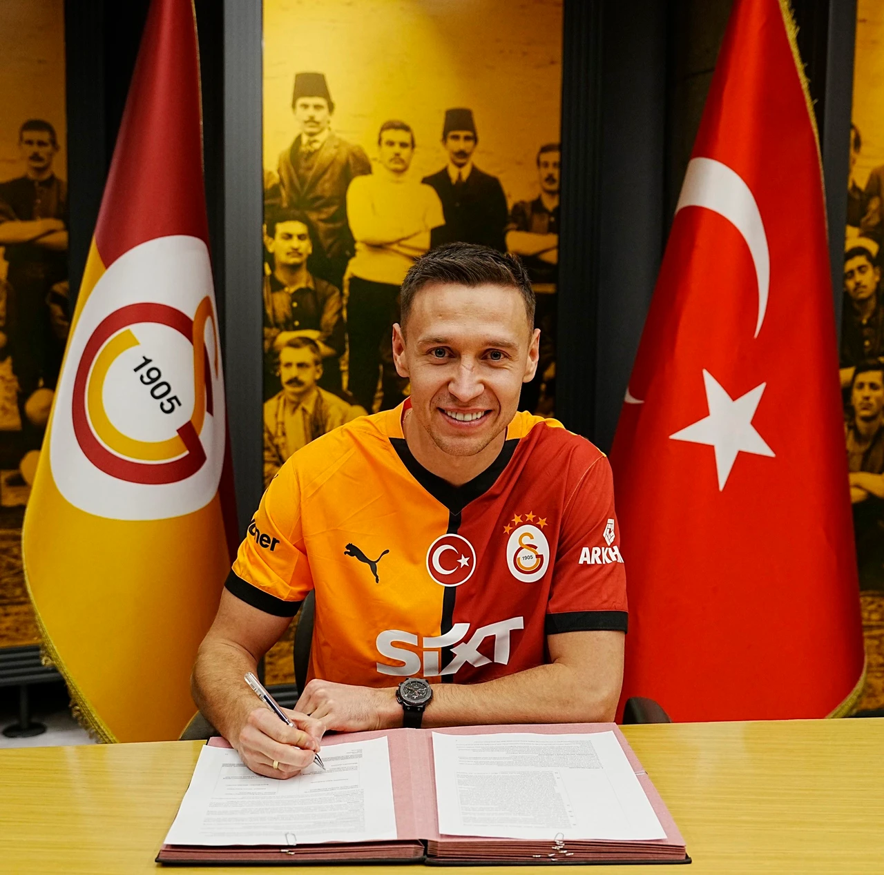 Przemyslaw Frankowski joins Galatasaray on loan with an option to buy, transferring from the French club Lens.