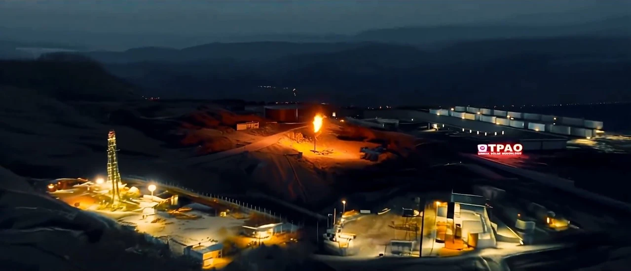 Nighttime aerial view of oil drilling site in Türkiye