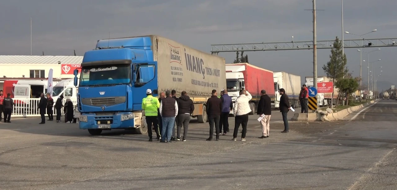 Thousands of trucks and trailers remain stranded due to Syria’s recent customs tax hike, leaving exporters in turmoil at Oncupınar Border Gate in Kilis, Türkiye, on Jan. 15, 2025. (IHA Photo)