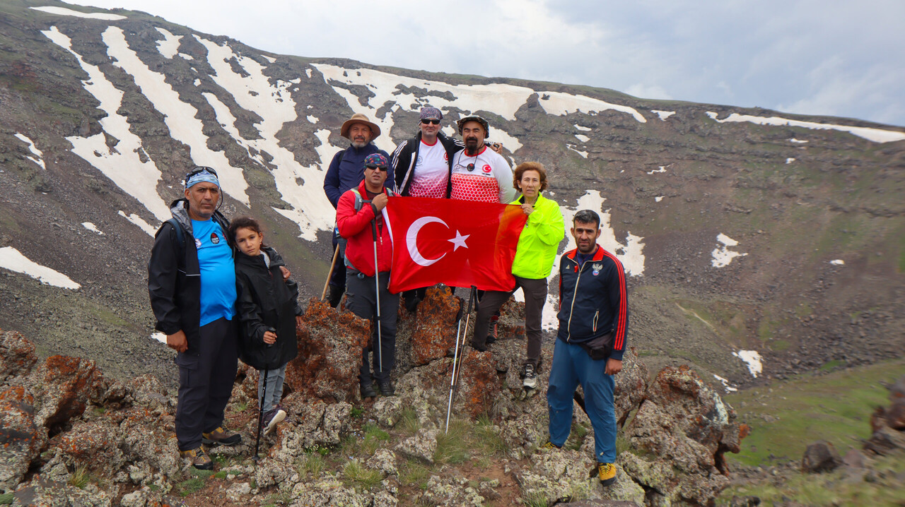 Türkiye's Mount Agri meteor pits become new climbing route for travel enthusiasts