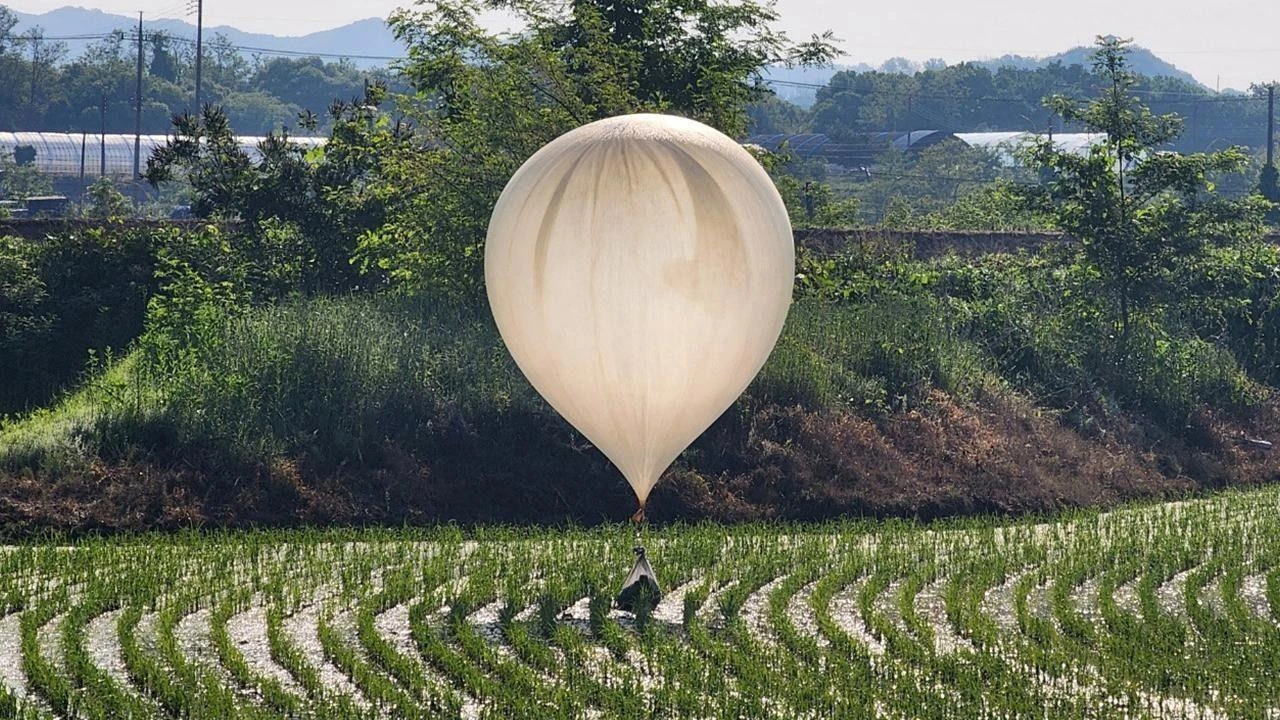 North Korea sends balloons full of garbage to South Korea