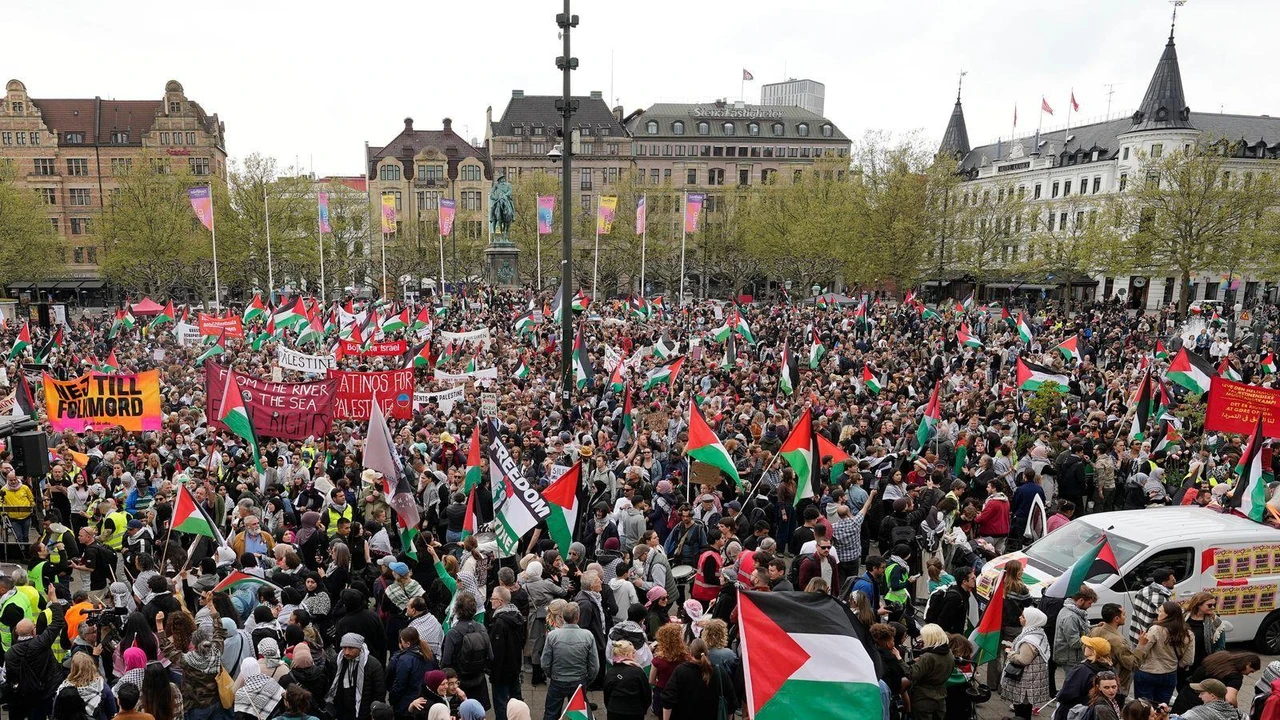 More than 10,000 protest Israel's Eurovision participation in Malmo as Israeli singer is booed off stage