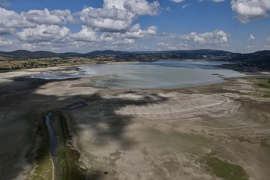 Turkiye's Ladik Lake shrinking due to drought Türkiye Today