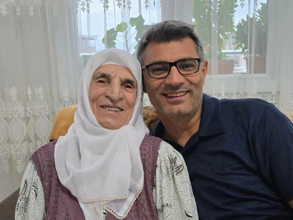 Turkish shooter Yusuf Dikec’s photo with his mom triggers culture wars in Türkiye – Türkiye Today