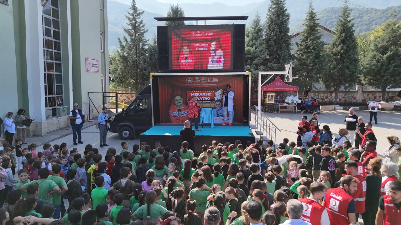 Rural students in Türkiye's Duzce enjoy theater performances