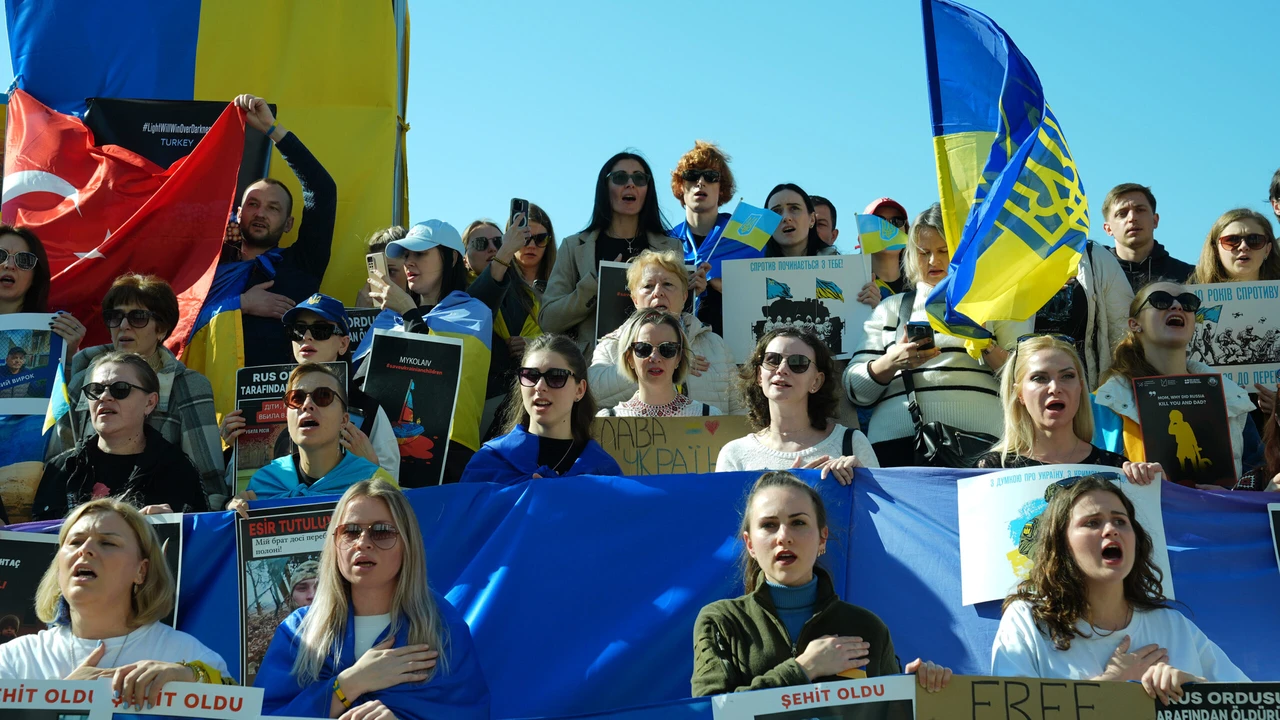 Ukrainians in Istanbul protest Russia's war on Ukraine