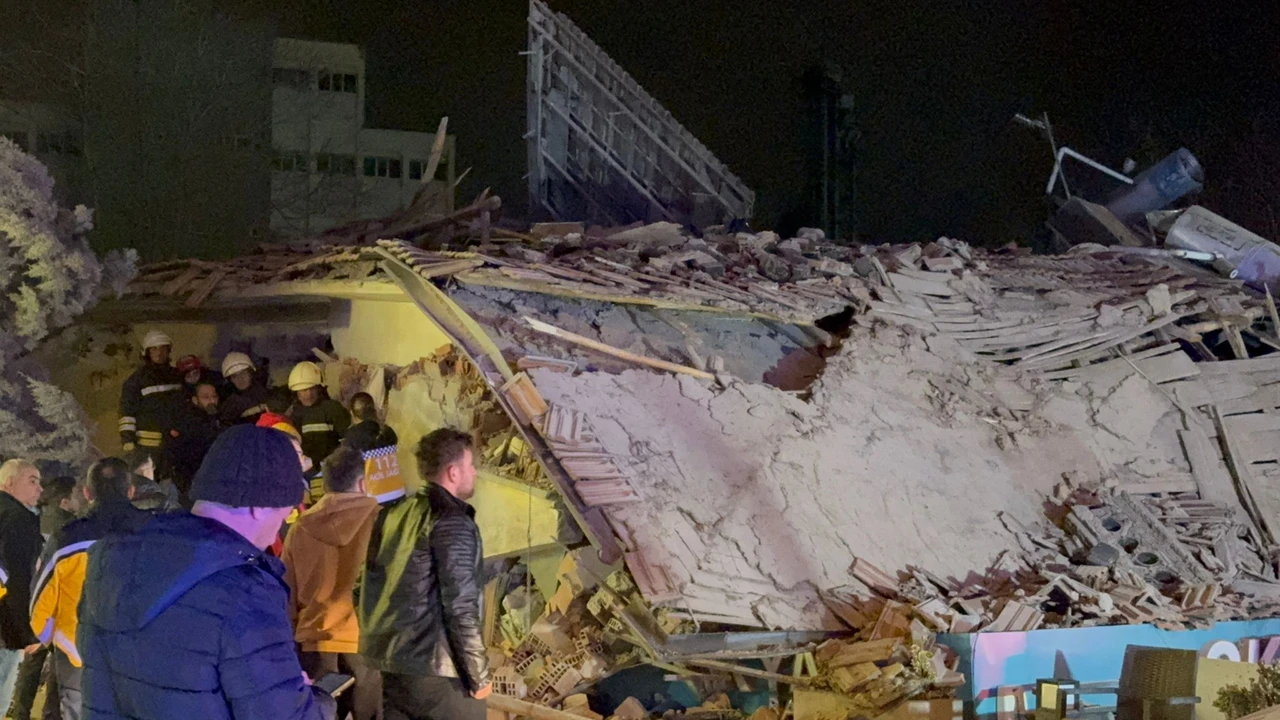 Photo shows collapsed building in Konya, Turkey.