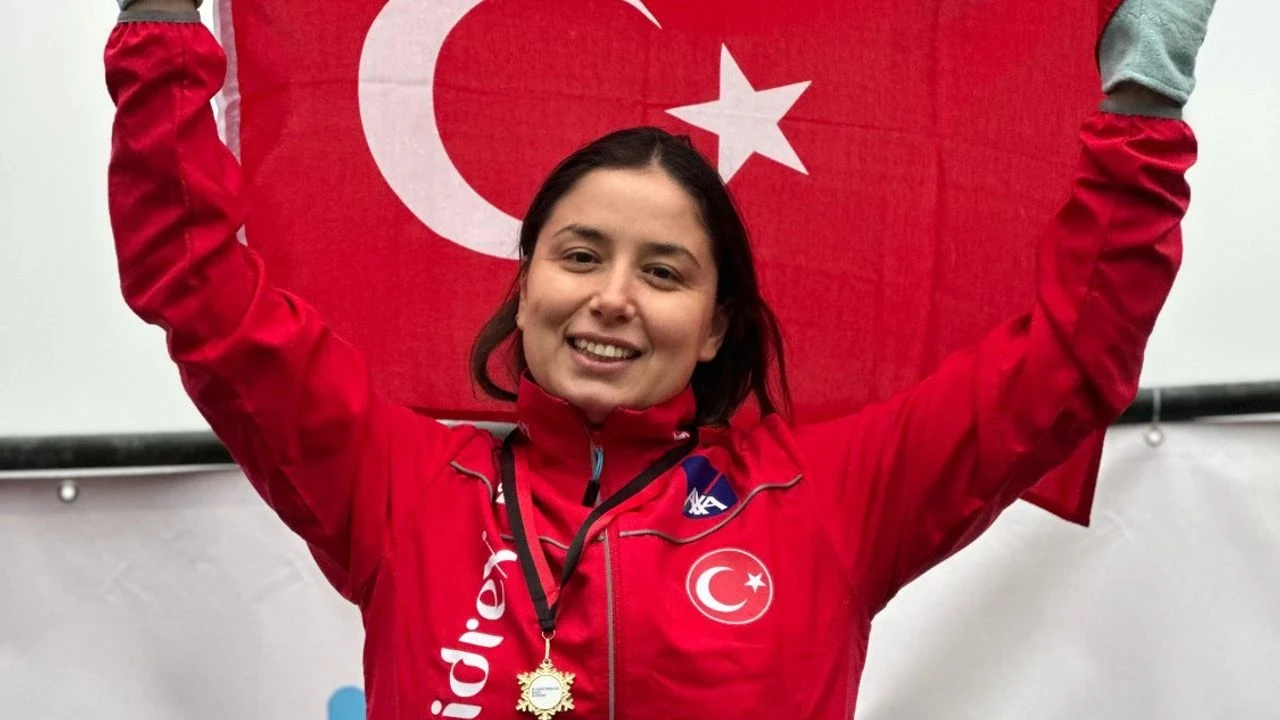 Turkish swimmer Bengisu Avci sets world record at Ice Swimming Championship